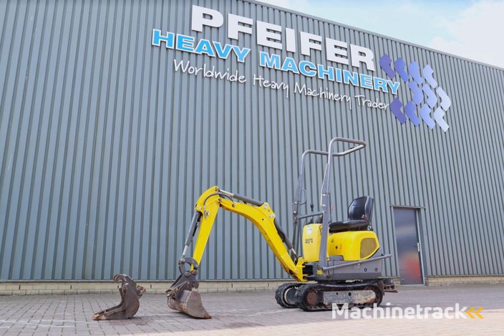 Wacker Neuson E08-01 Wacker Neuson mini excavator including 2 bu