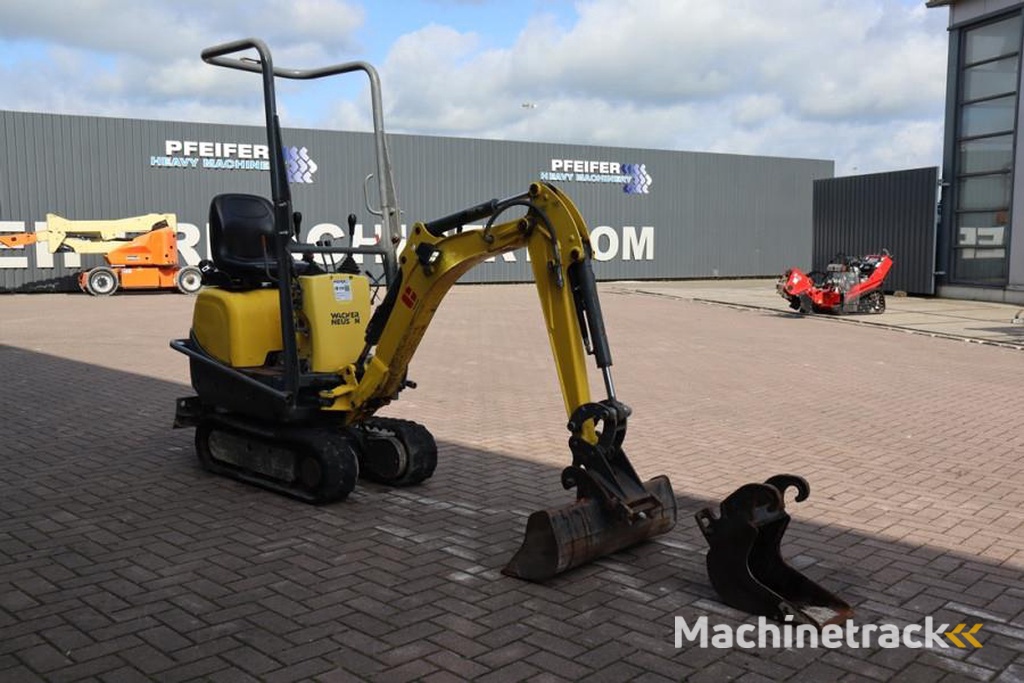 Wacker Neuson E08-01 Wacker Neuson mini excavator including 2 bu