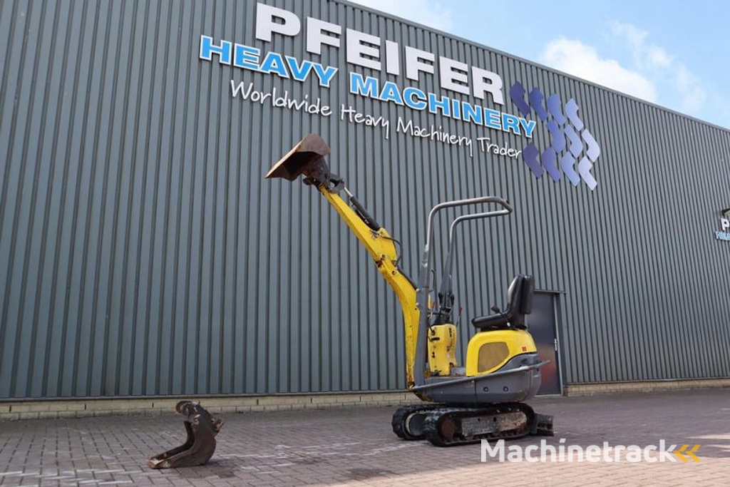 Wacker Neuson E08-01 Wacker Neuson mini excavator including 2 bu