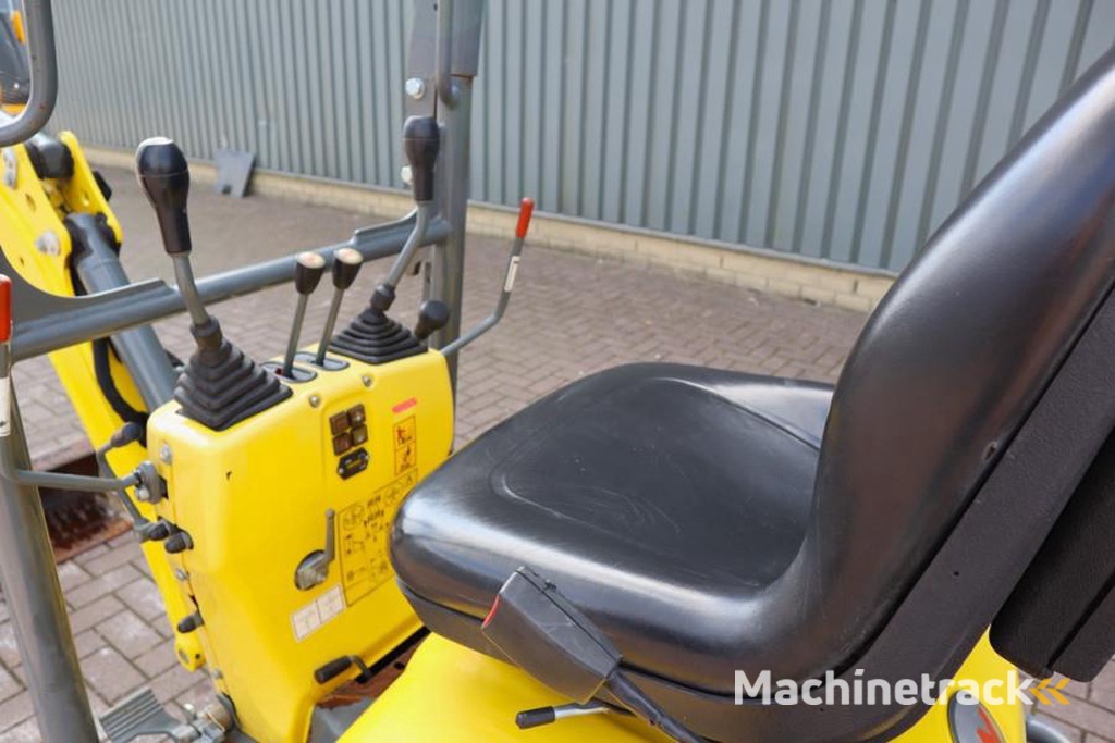 Wacker Neuson E08-01 Wacker Neuson mini excavator including 2 bu