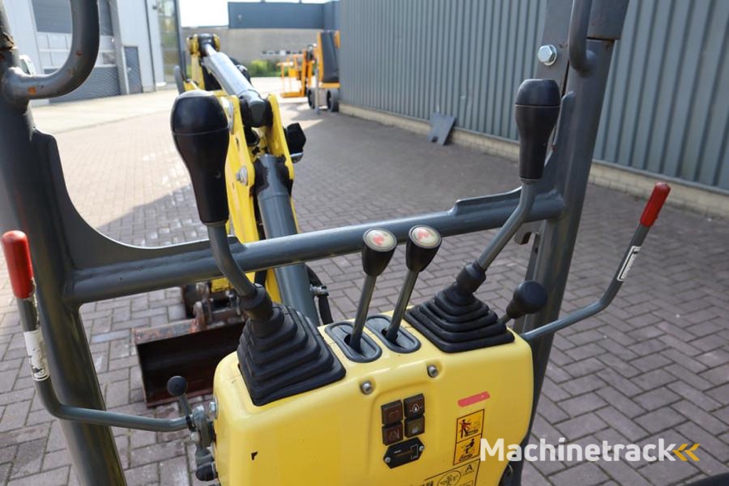 Wacker Neuson E08-01 Wacker Neuson mini excavator including 2 bu