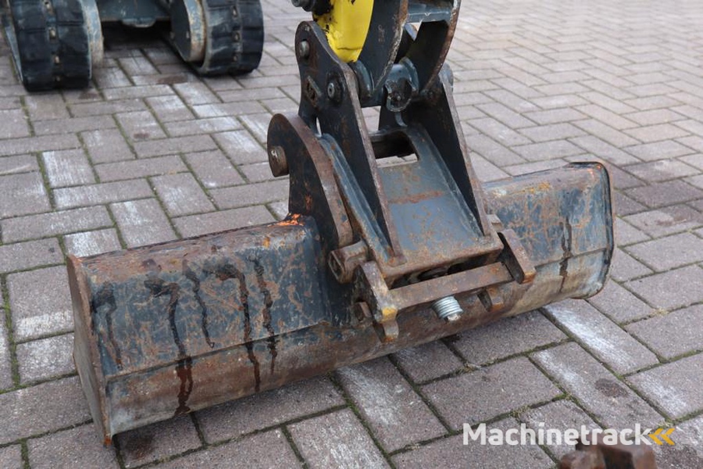 Wacker Neuson E08-01 Wacker Neuson mini excavator including 2 bu