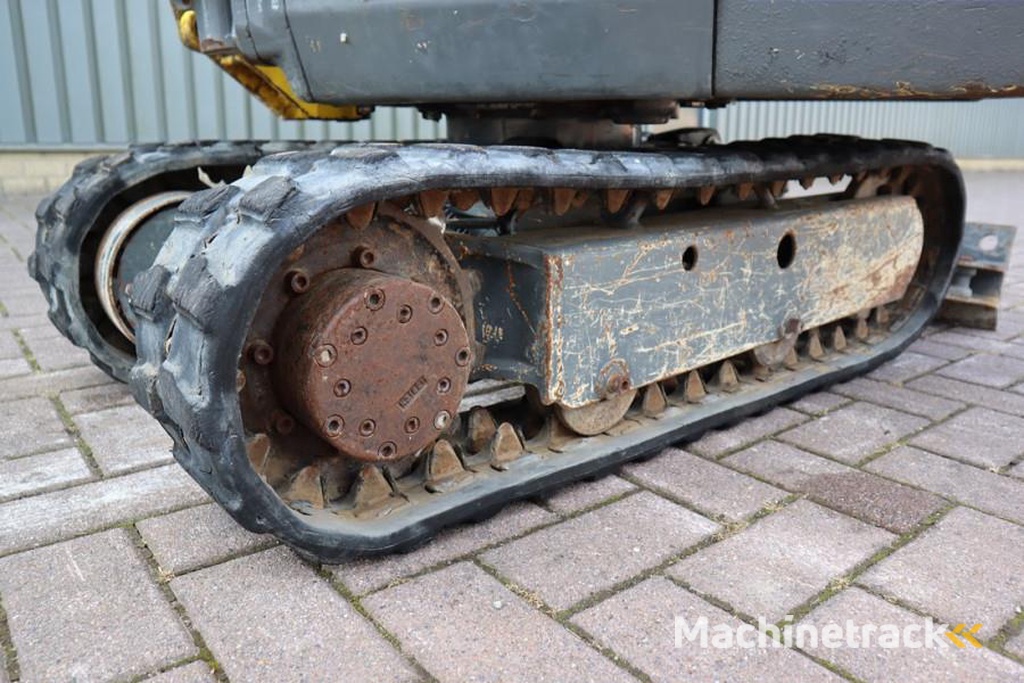 Wacker Neuson E08-01 Wacker Neuson mini excavator including 2 bu