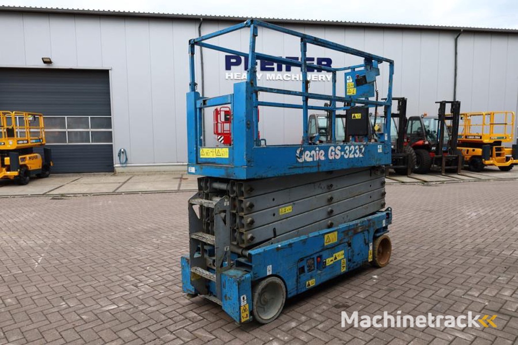 Genie GS3232 Hydraulic Outriggers, Electric, 11.75m Work