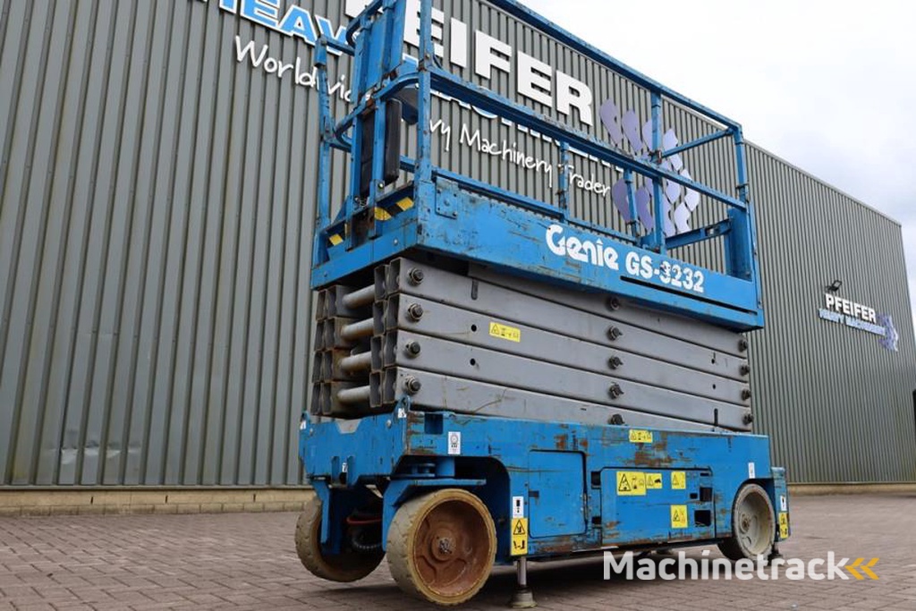Genie GS3232 Hydraulic Outriggers, Electric, 11.75m Work