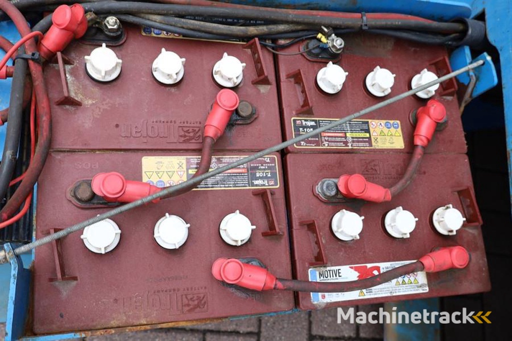 Genie GS3232 Hydraulic Outriggers, Electric, 11.75m Work