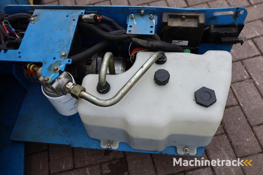 Genie GS3232 Hydraulic Outriggers, Electric, 11.75m Work