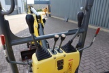 Minituur van Wacker Neuson E08-01 Wacker Neuson mini excavator including 2 bu