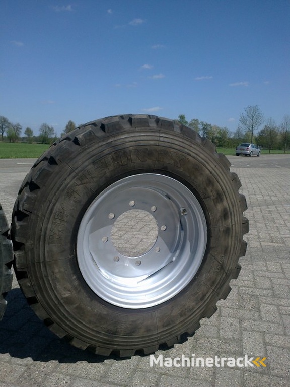 Michelin compl.op wiel 335/80R20  gazon banden