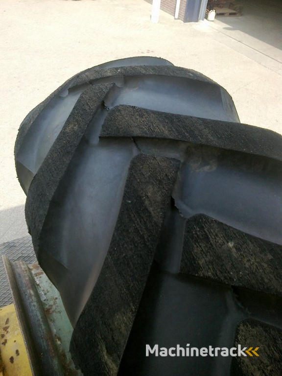 Michelin compl.op wiel 335/80R20  gazon banden