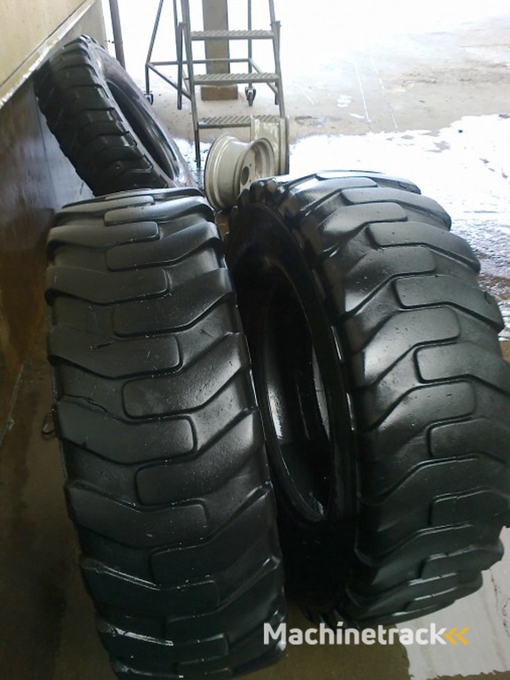 Michelin compl.op wiel 335/80R20  gazon banden