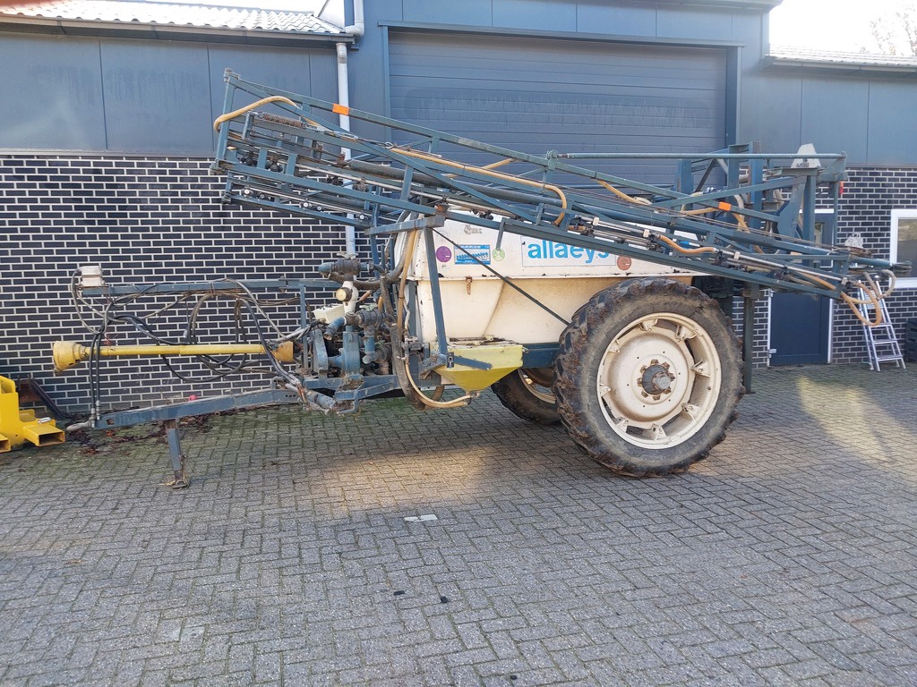 Allaeys Getrokken veldspuit 24 meter 2200 liter