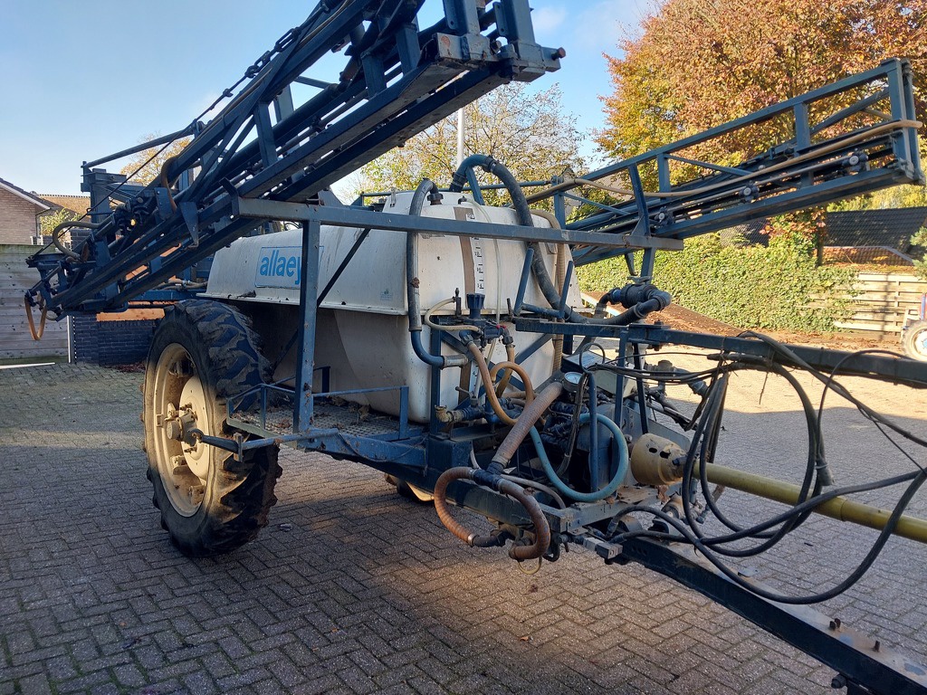 Allaeys Getrokken veldspuit 24 meter 2200 liter
