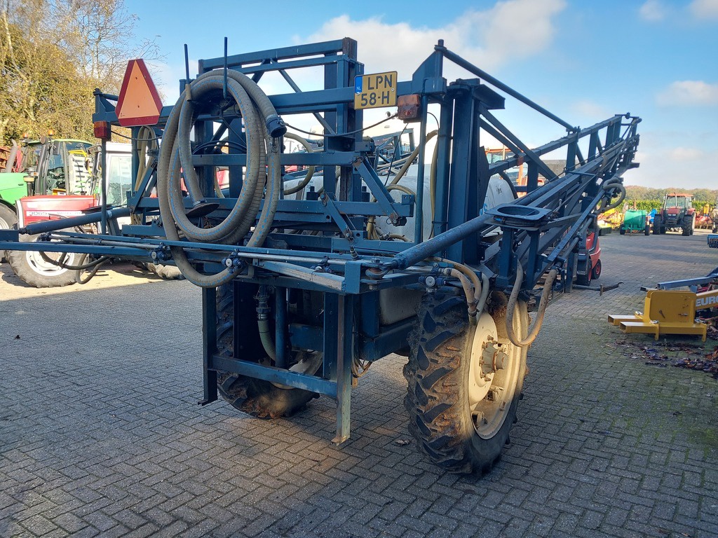 Allaeys Getrokken veldspuit 24 meter 2200 liter
