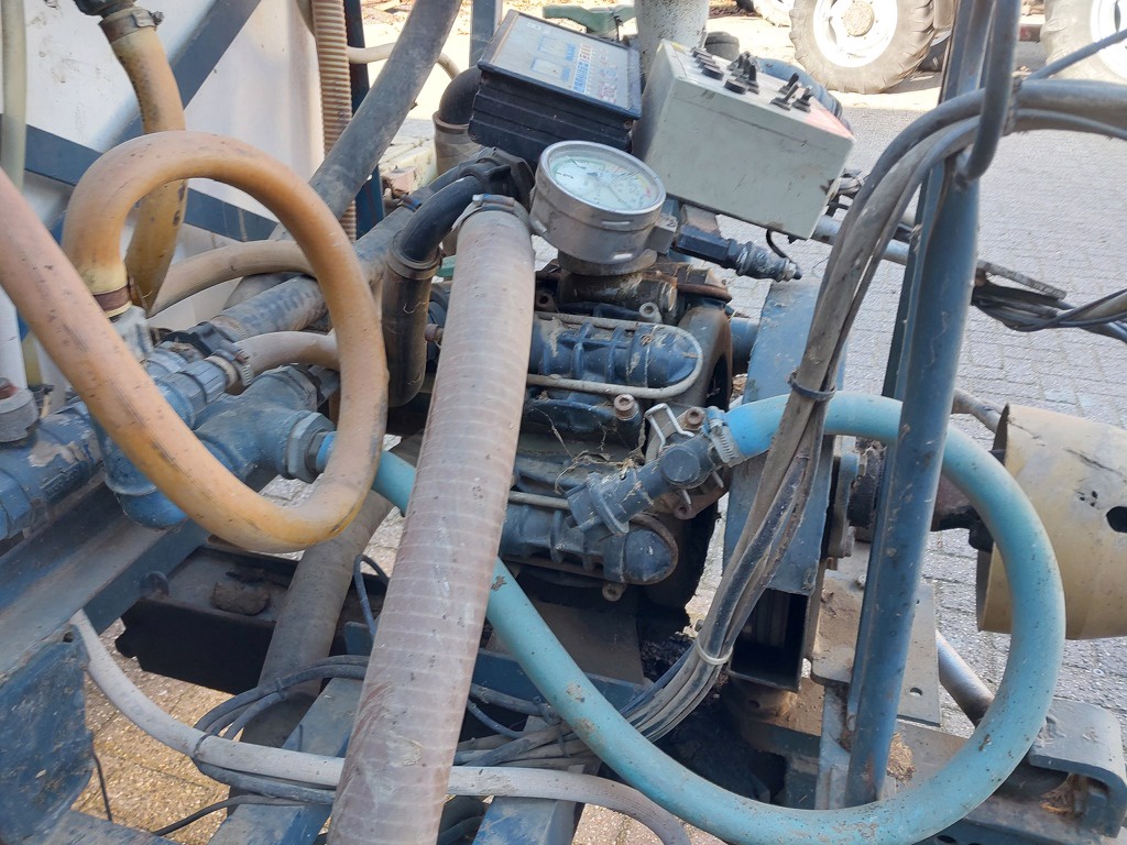 Allaeys Getrokken veldspuit 24 meter 2200 liter