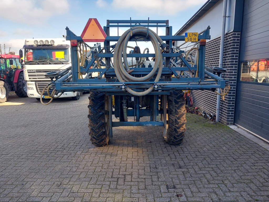 Allaeys Getrokken veldspuit 24 meter 2200 liter