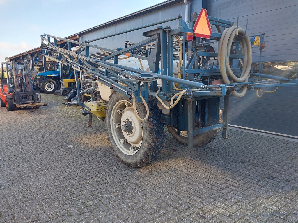 Allaeys Getrokken veldspuit 24 meter 2200 liter