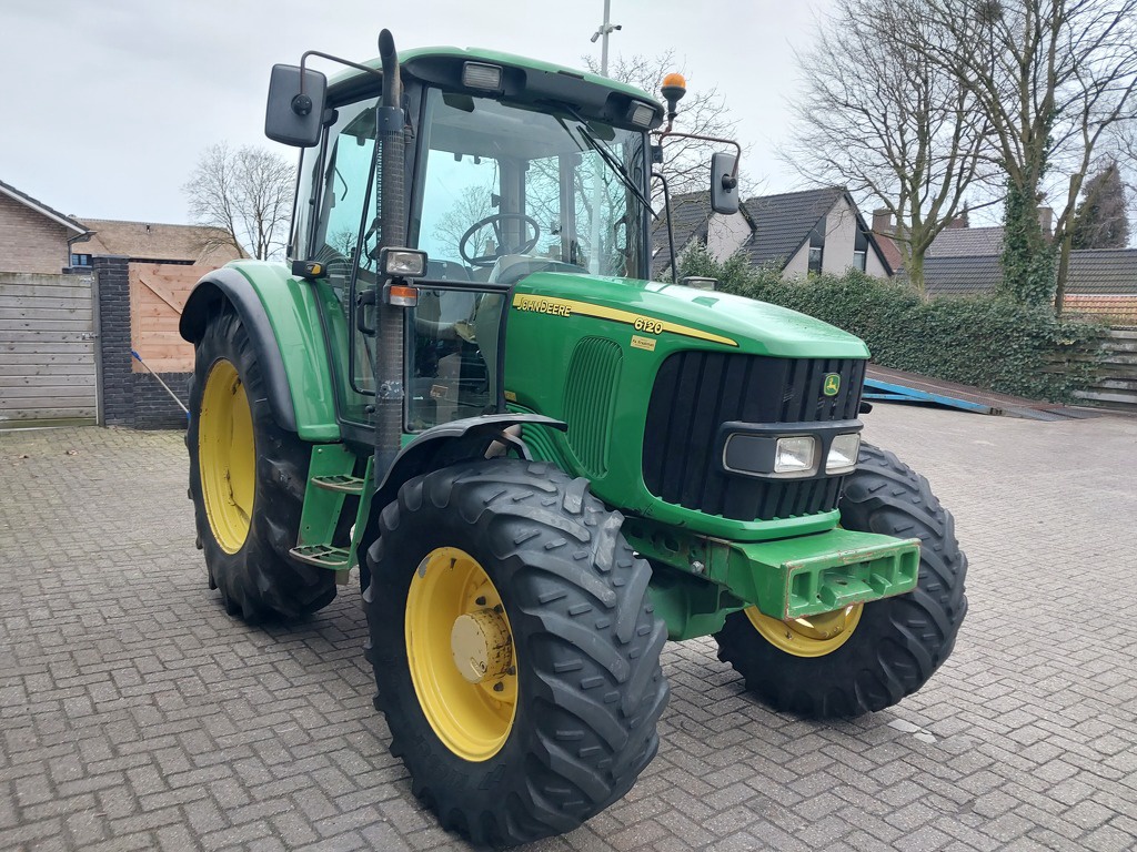 John Deere 6120