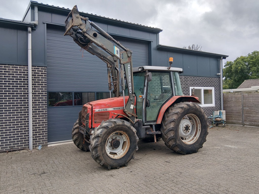 Massey Ferguson 4255 met Voorlader