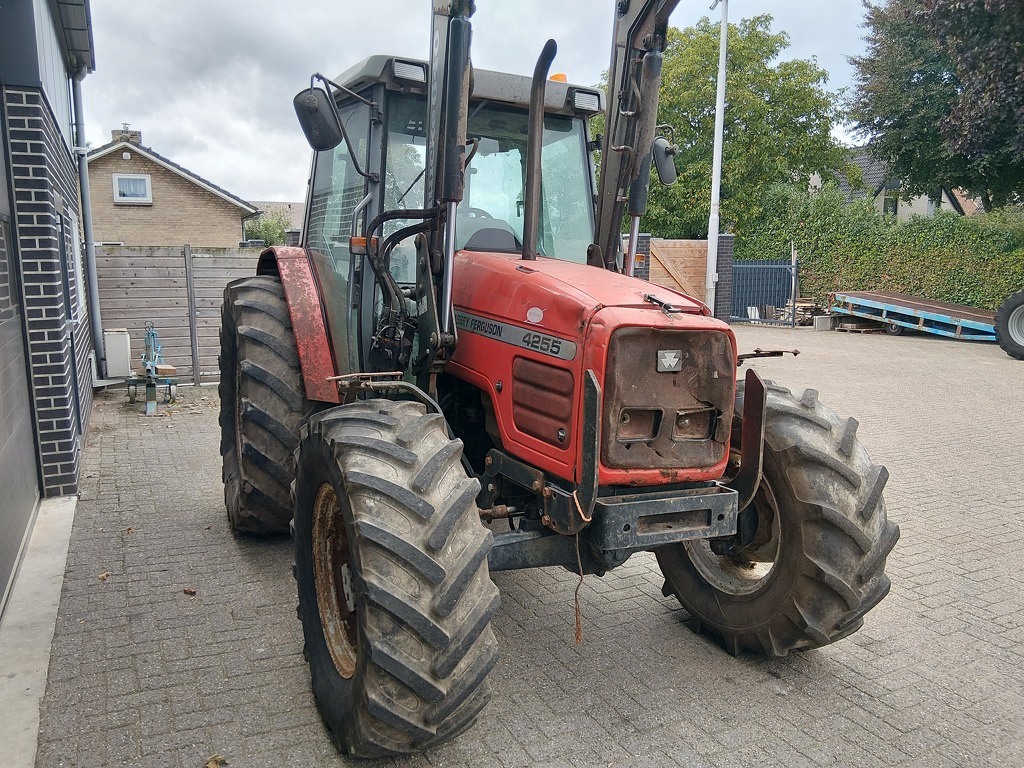 Massey Ferguson 4255 met Voorlader