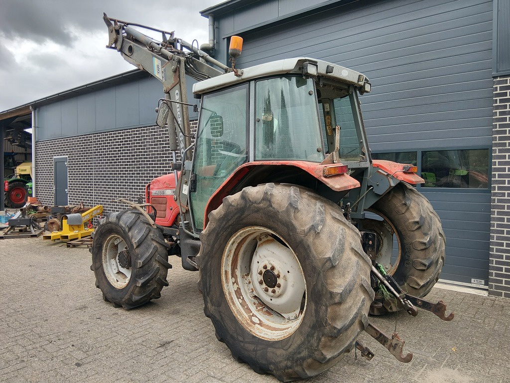 Massey Ferguson 4255 met Voorlader