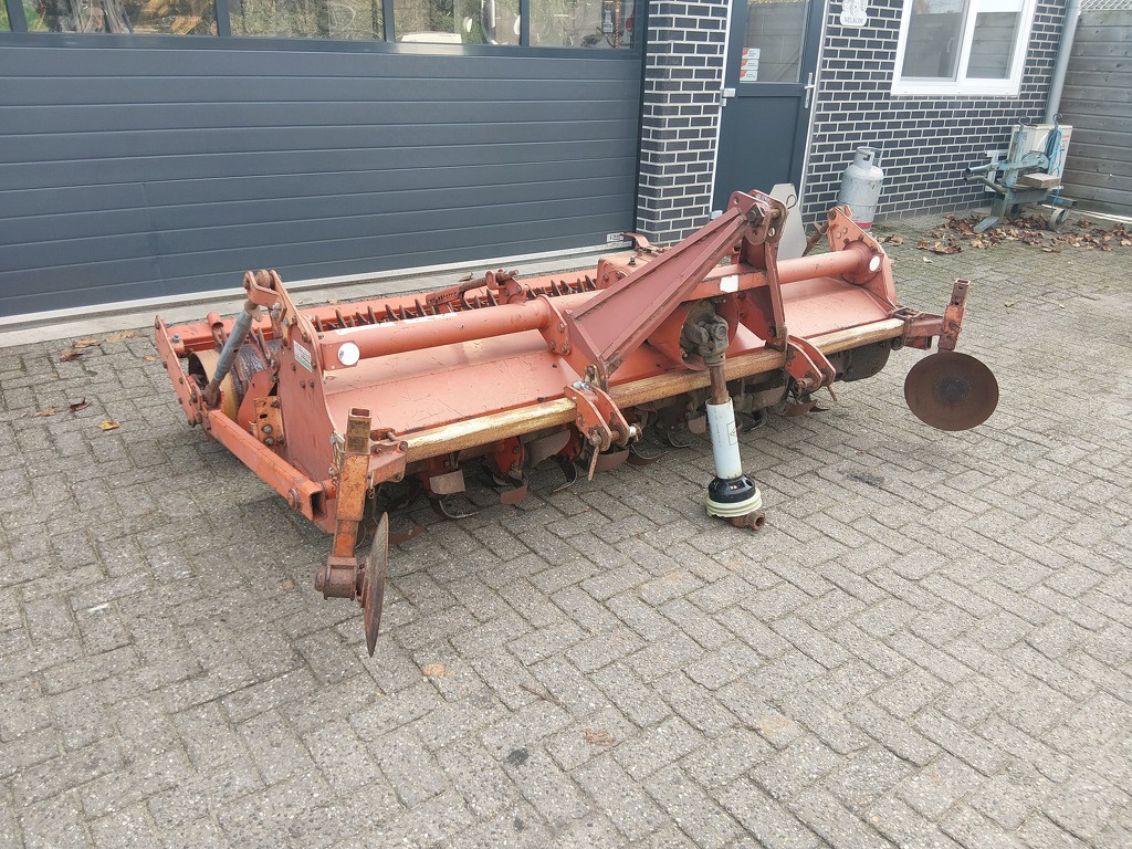 Kuhn Grondfrees 230 cm breed met Pakkerwals