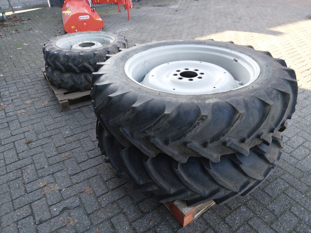Setje Ford wielen   9.5 R28 en 13.6 R36