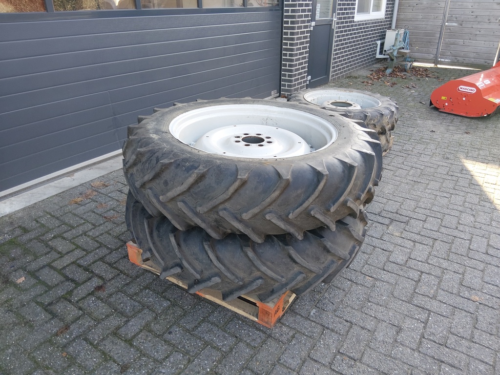 Setje Ford wielen   9.5 R28 en 13.6 R36