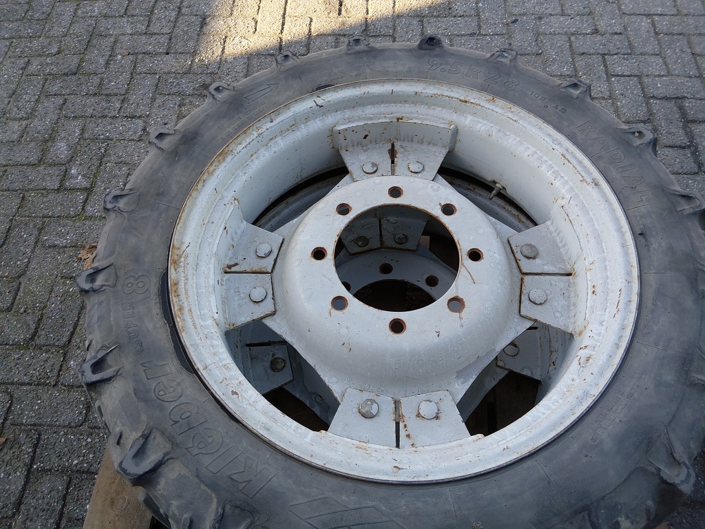 Setje Ford wielen   9.5 R28 en 13.6 R36