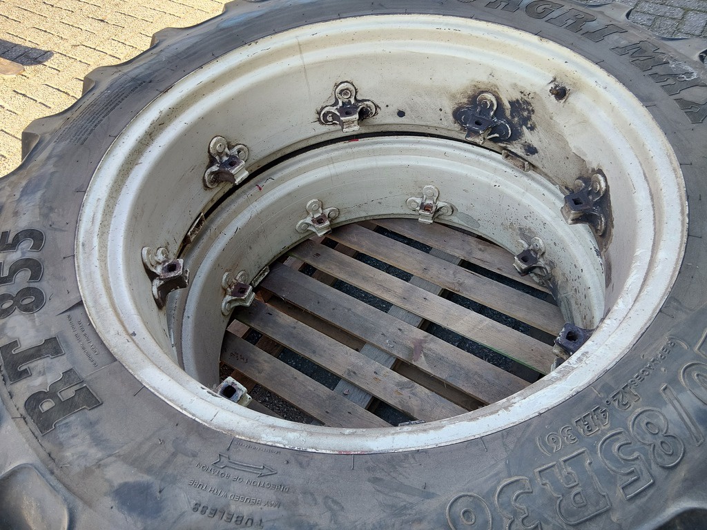 Wielen / banden 320/85 R36 12.4 R36