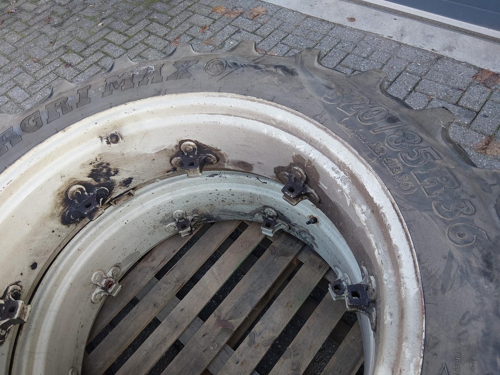 Wielen / banden 320/85 R36 12.4 R36