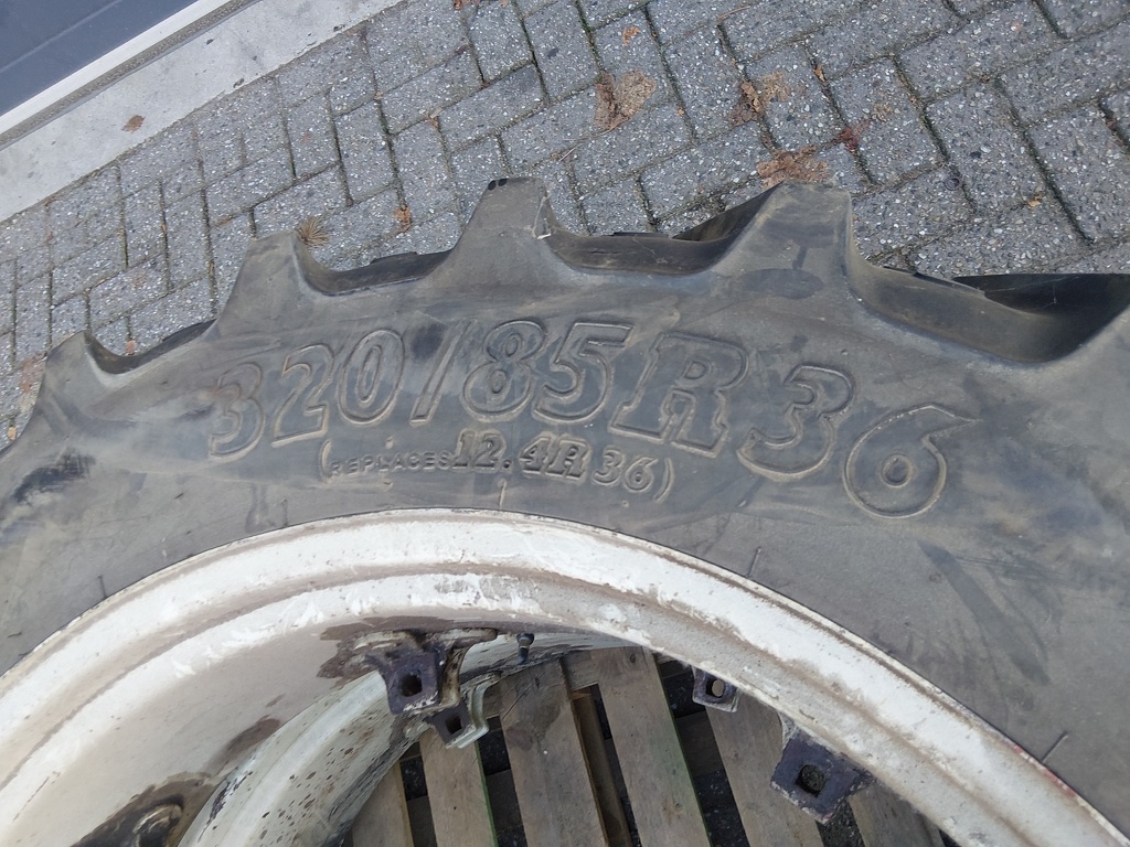 Wielen / banden 320/85 R36 12.4 R36