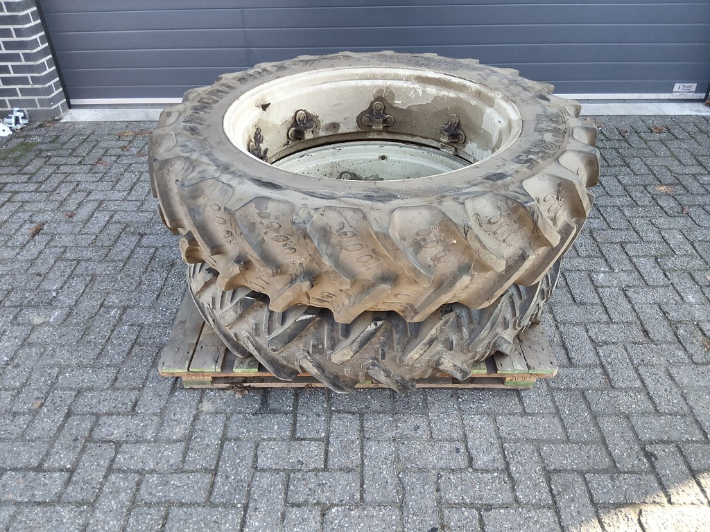 Wielen / banden 320/85 R36 12.4 R36