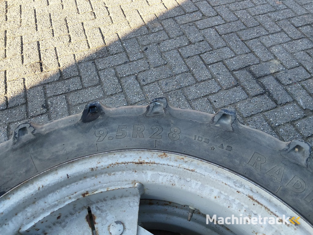 Setje Ford wielen   9.5 R28 en 13.6 R36