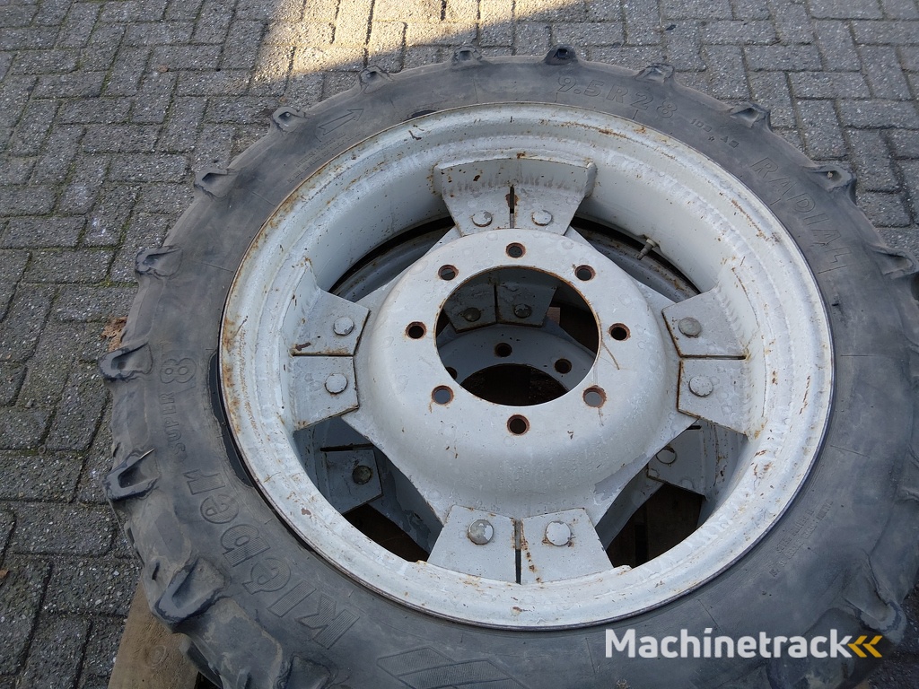 Setje Ford wielen   9.5 R28 en 13.6 R36