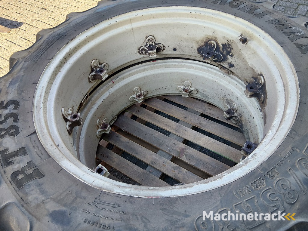 Wielen / banden 320/85 R36 12.4 R36