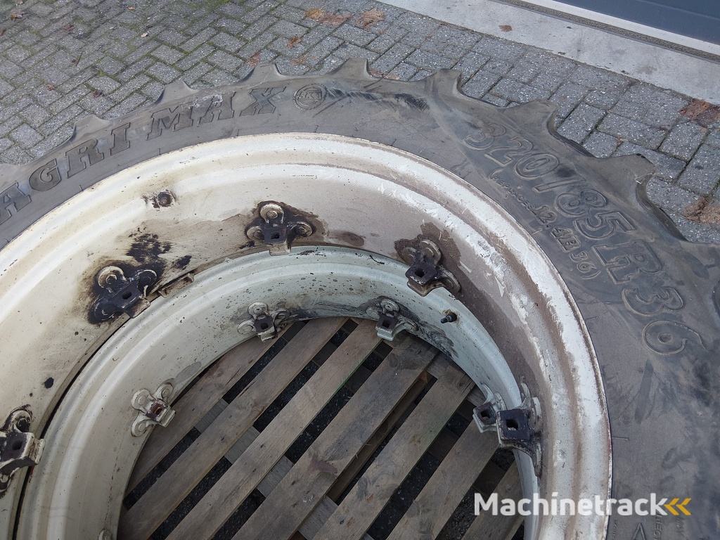 Wielen / banden 320/85 R36 12.4 R36