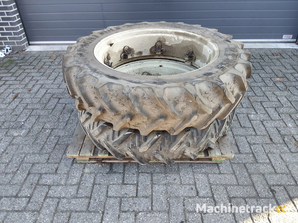 Wielen / banden 320/85 R36 12.4 R36