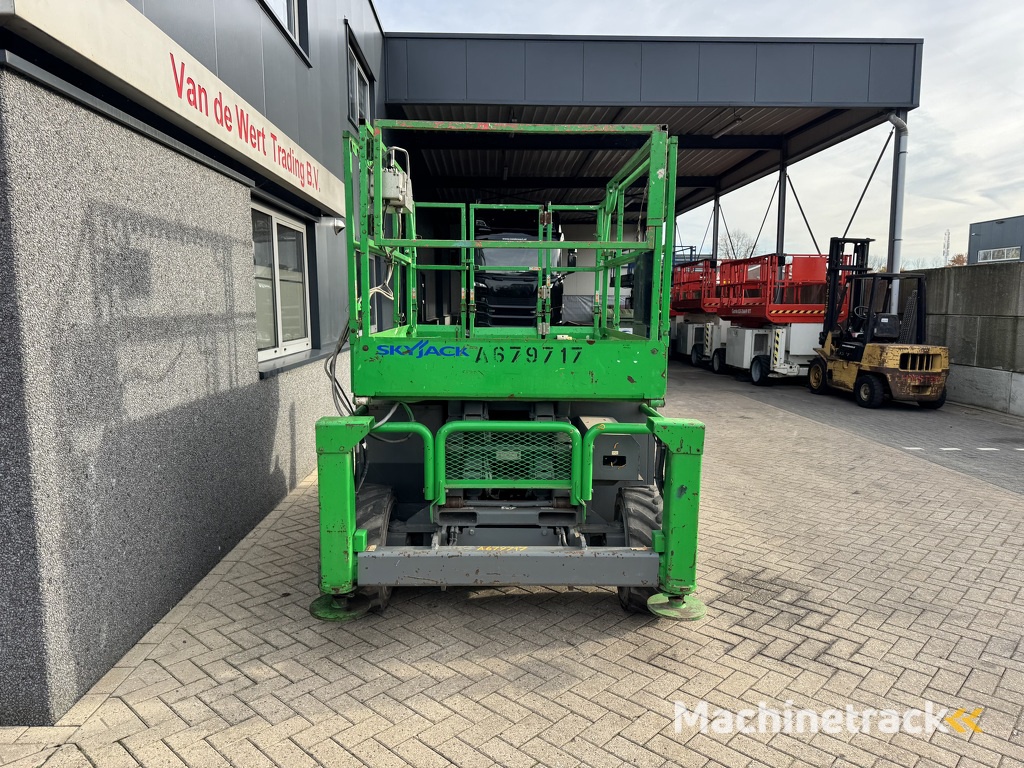 SKYJACK SJ 6826RT Schaarhoogwerker SCISSOR 2012 4X4 Kubota Diesel 10M Werkhoogte