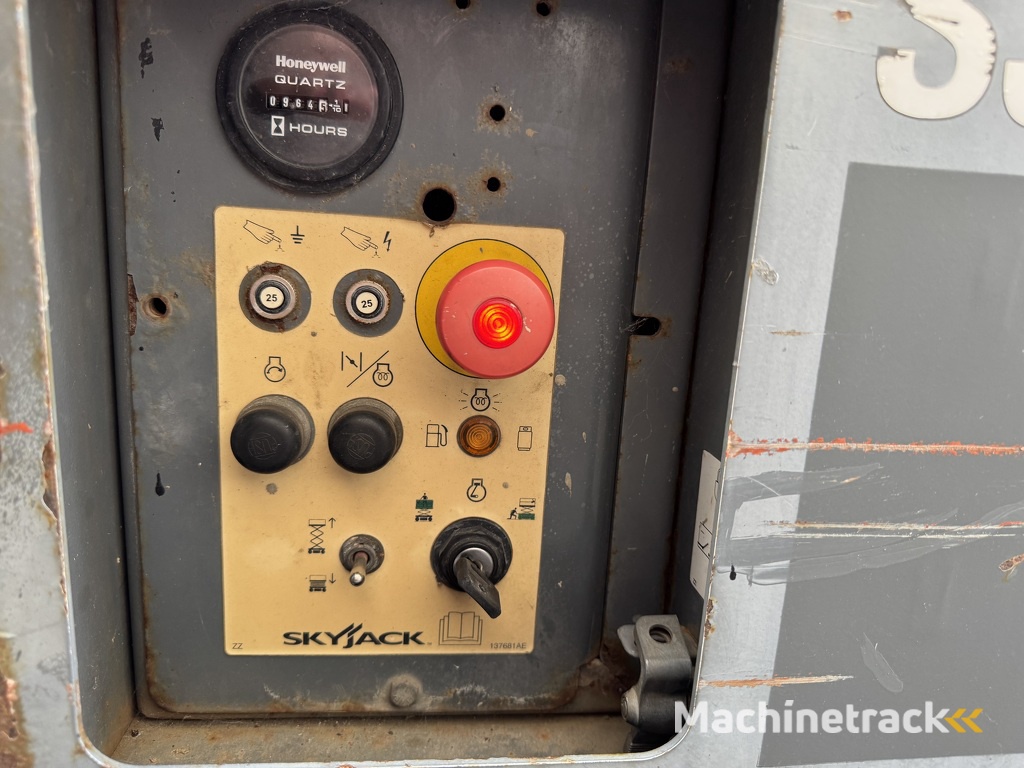 SKYJACK SJ 6826RT Schaarhoogwerker SCISSOR 2016 4X4 Kubota Diesel 10M Werkhoogte