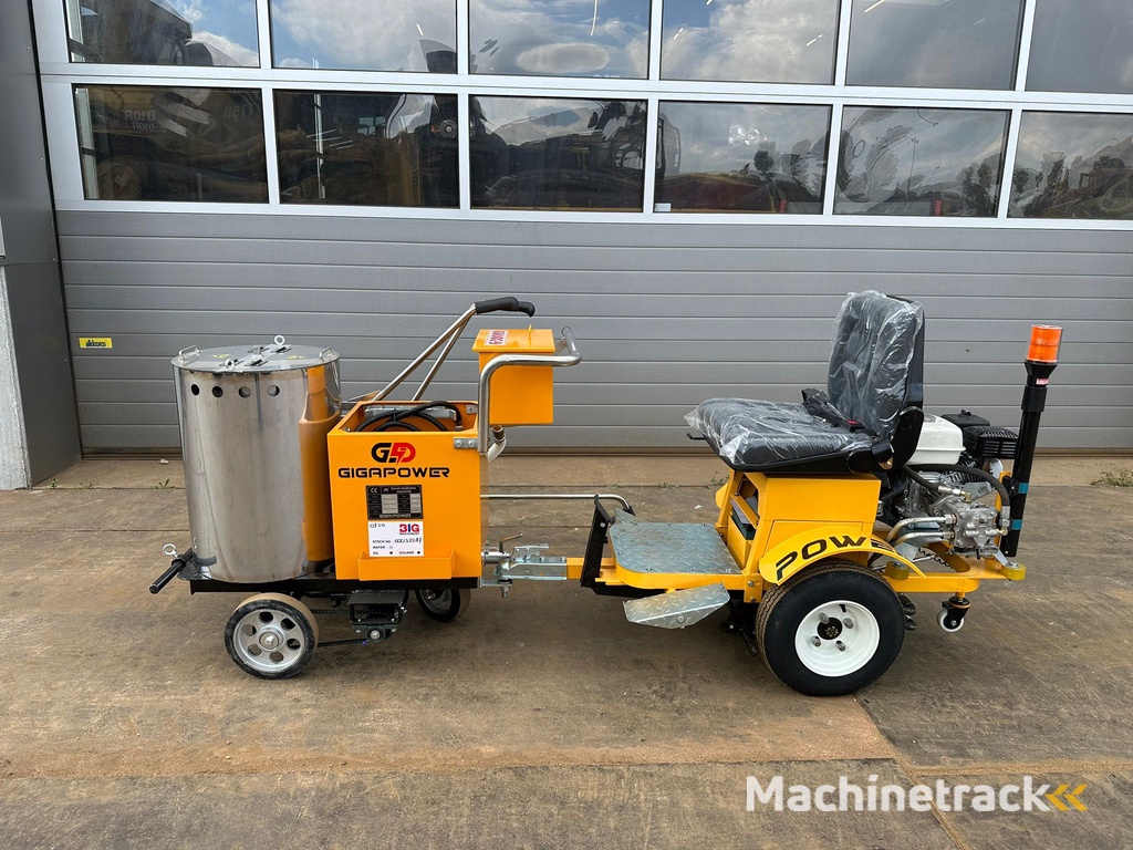 Giga power 860 Road Marking Machine