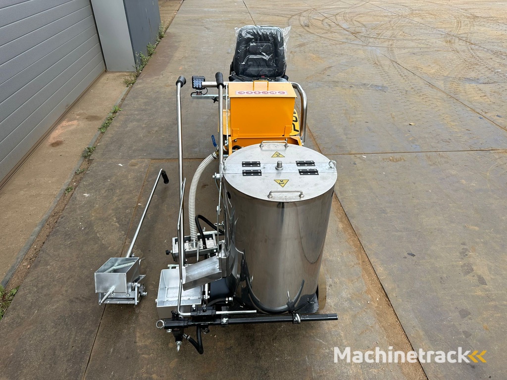 Giga power 860 Road Marking Machine