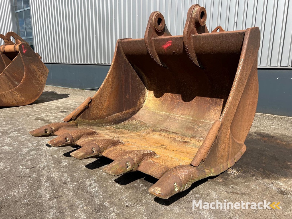 Caterpillar 385 bucket with teeth