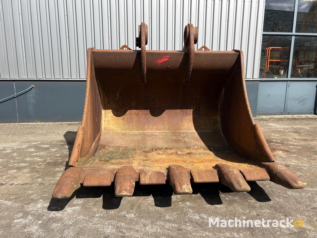 Caterpillar 385 bucket with teeth