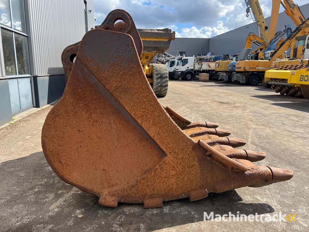Caterpillar 385 bucket with teeth