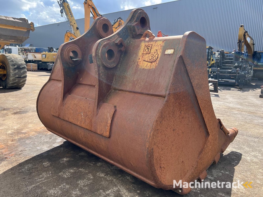 Caterpillar 385 bucket with teeth