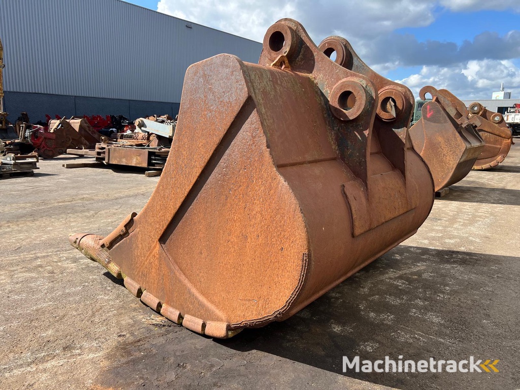 Caterpillar 385 bucket with teeth