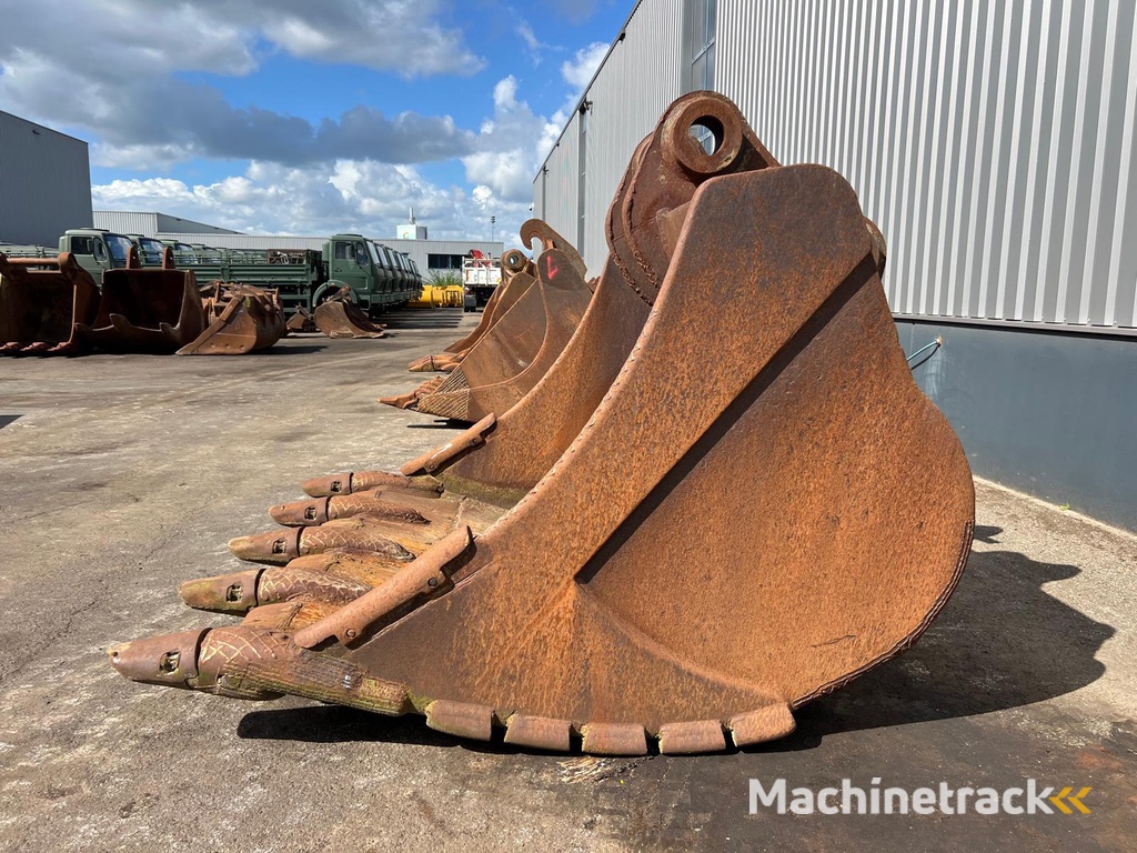 Caterpillar 385 bucket with teeth