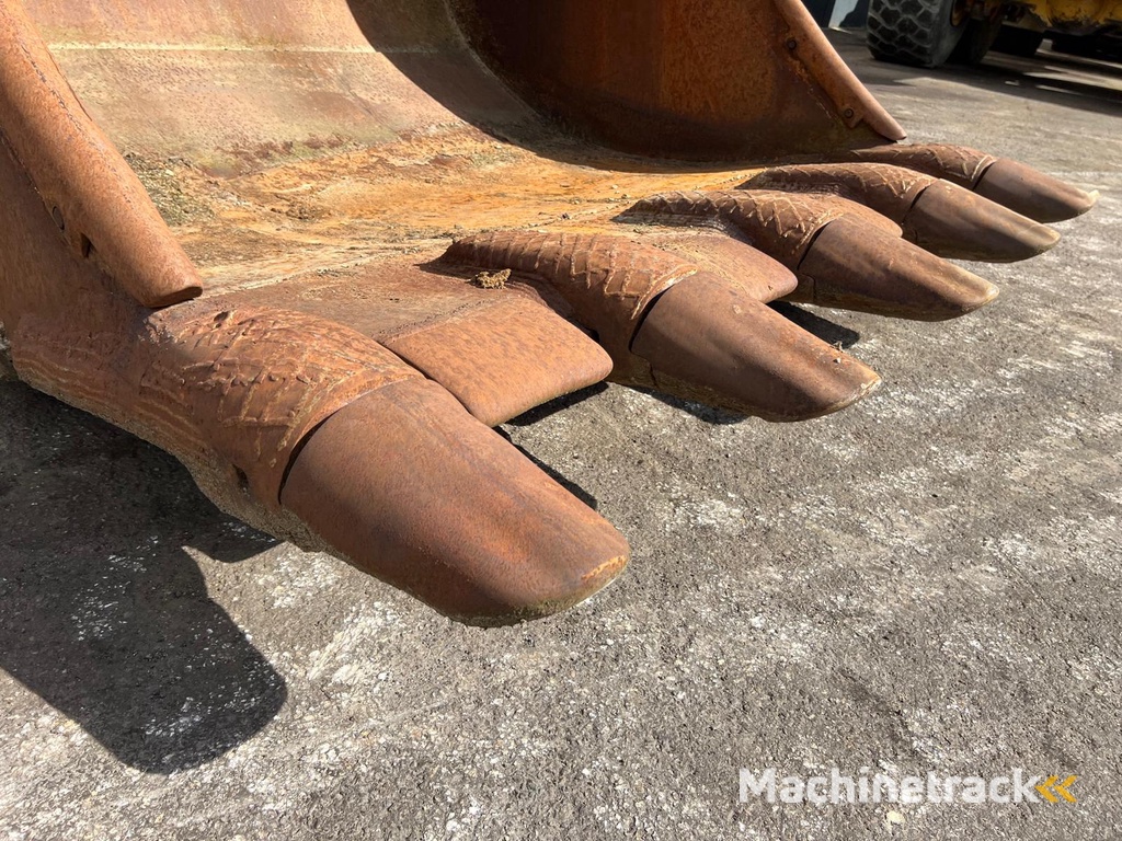 Caterpillar 385 bucket with teeth