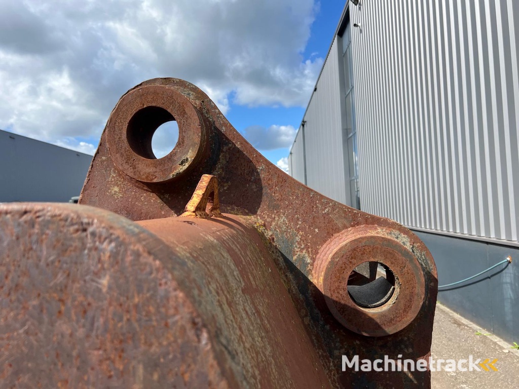 Caterpillar 385 bucket with teeth